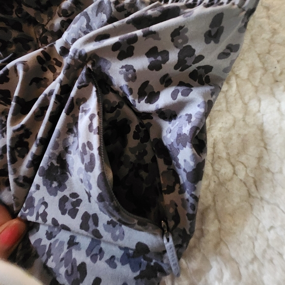 ATHLETA Animal Printed Mesh Racer Short 4" Women's Sz Small Leopard - Picture 3 of 6